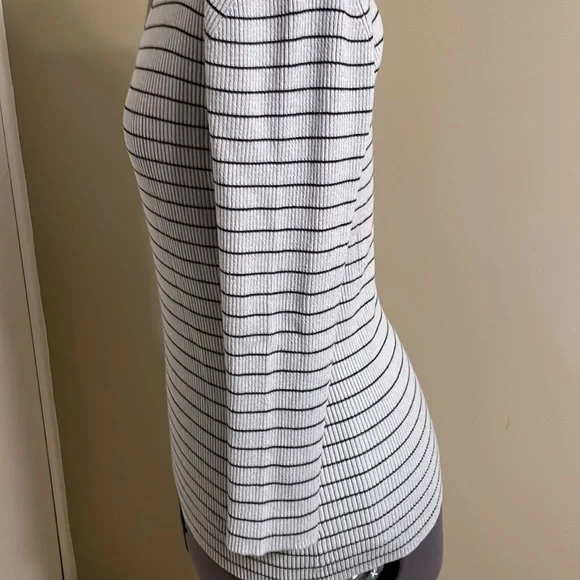 Name Brand missing sweater - Picture 3 of 4